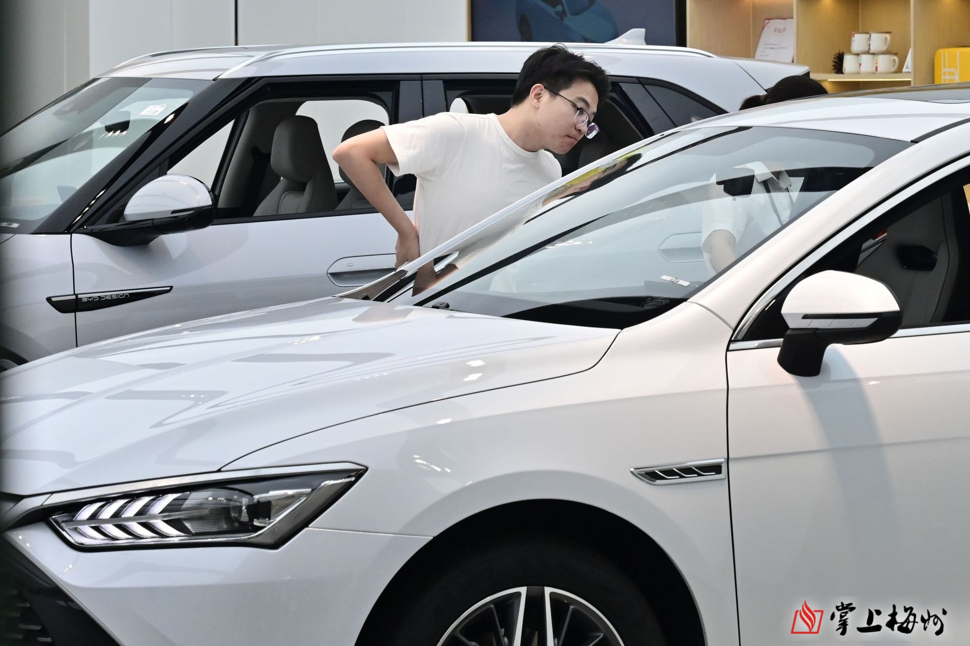 車企讓利足 銷售人氣旺!“五一”假期新能源汽車消費(fèi)市場(chǎng)迎來(lái)暖流 汽車裝飾用品銷售